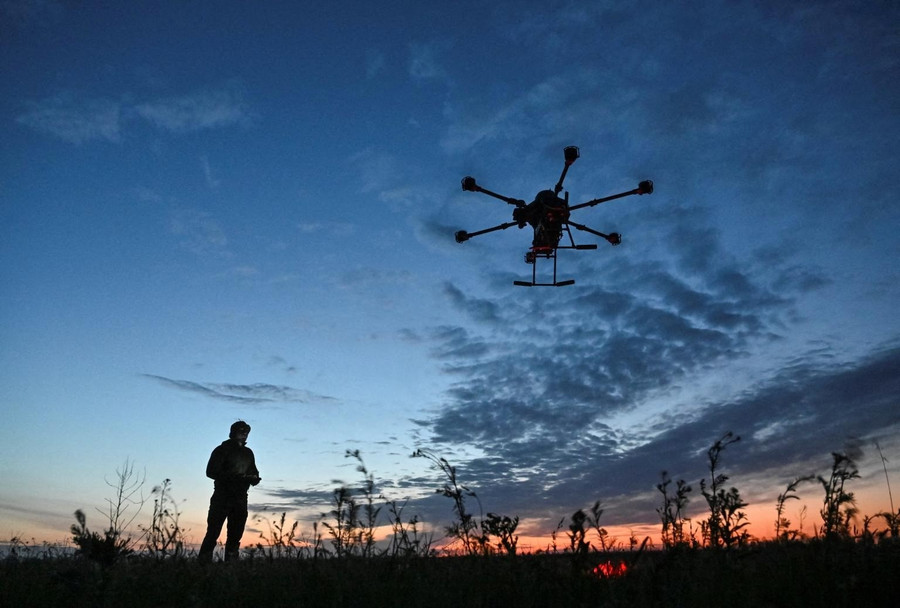 Binh sĩ Ukraine điều khiển UAV trên chiến trường. Ảnh: New York Post serviceman-special-police-battal.jpg