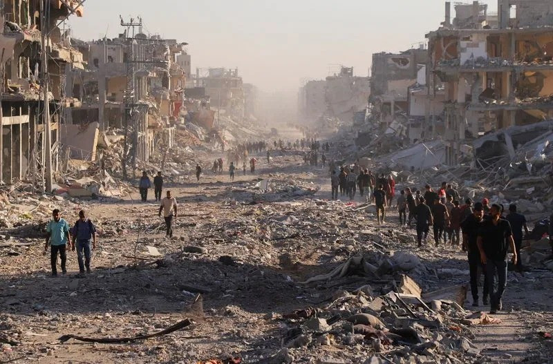 Người dân trở về Thành phố Gaza sau khi Quân đội Israel rút lui. Ảnh: Yahoonews 27480df051d0cdf0998fbe7f7cc53c67.jpg
