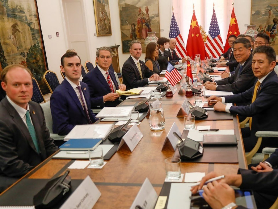 Phái đoàn Mỹ và Trung Quốc tại cuộc họp đầu tiên của vòng đàm phán thứ tư. Ảnh: Reuters z3sa5yxdxno65j6nhlzhgiiisu.jpg