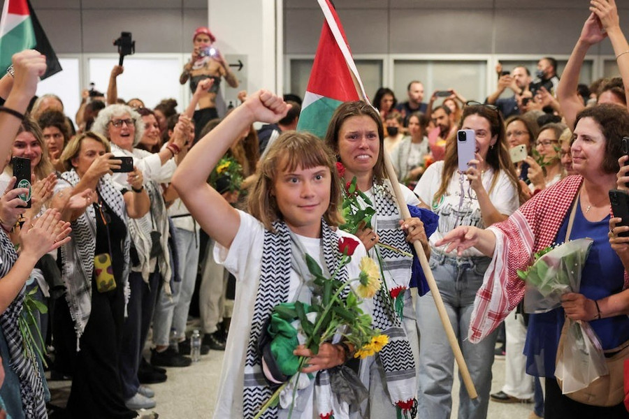 Greta Thunberg được những người ủng hộ chào đón khi cô đến Sân bay quốc tế Athens Eleftherios Venizelos, tại Athens, Hy Lạp, ngày 6-10. Ảnh: Reuters smuauytqtri3hjb6n5wz62eda4.jpg
