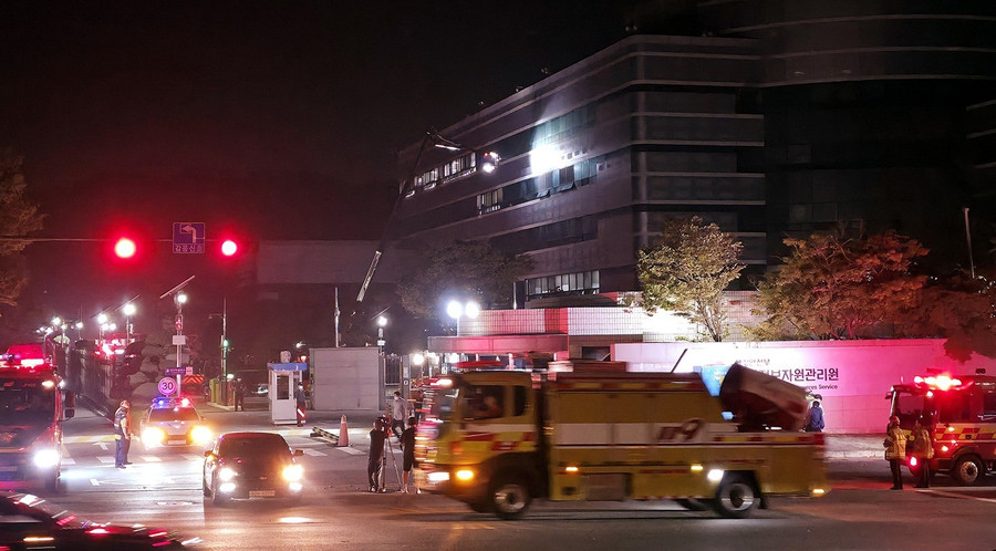 Quang cảnh bên ngoài Trung tâm Dữ liệu Nhà nước ở Daejeon trong đêm 26-9, khi vụ cháy diễn ra. Ảnh: Kazinform a7be09d0-daf7-4076-972b-7903b428.jpg