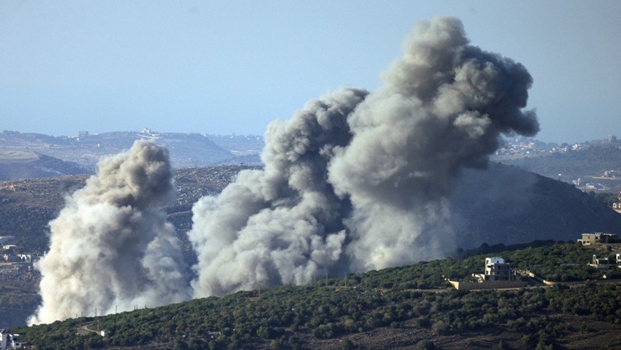 Khói bốc lên từ hiện trường vụ không kích của Israel nhắm vào làng El Mahmoudiyeh ở miền nam Lebanon vào ngày 27-11-2025. Ảnh: AFP