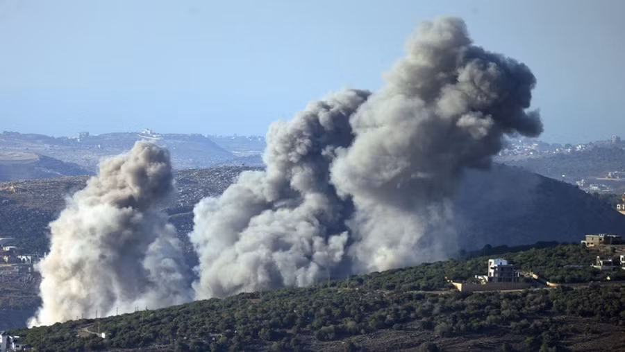 Khói bốc lên từ hiện trường vụ không kích của Israel nhắm vào làng El Mahmoudiyeh ở miền nam Lebanon vào ngày 27-11-2025. Ảnh: AFP