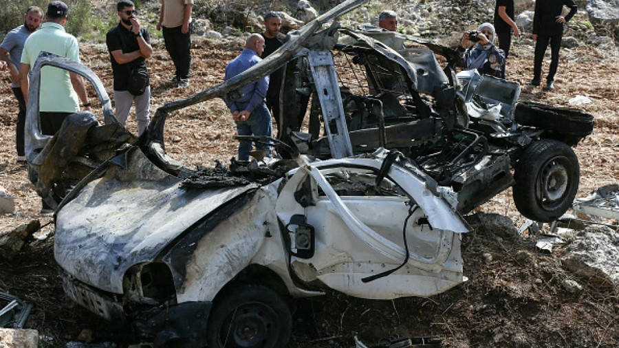 Một phương tiện được cho là bị Israel không kích ở làng Harouf, miền Nam Lebanon, ngày 25-10-2025. Ảnh: AFP 2242844470.jpg