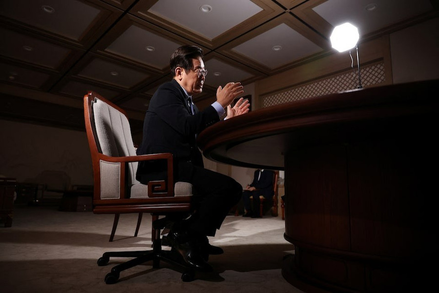 Tổng thống Hàn Quốc Lee Jae Myung trong cuộc phỏng vấn với Reuters tại Văn phòng Tổng thống Hàn Quốc ở Seoul. Ảnh: Reuters 6hmunknw4rp7fenqvlxd2ascga.jpg