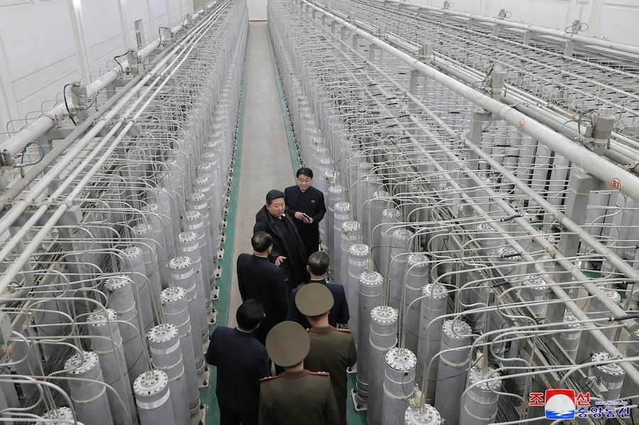 Nhà lãnh đạo Triều Tiên Kim Jong-un thị sát một cơ sở sản xuất vật liệu hạt nhân ngày 29-1-2025. Ảnh: KCNA tek7jfbdfzpfvnkz2itwwmibpa.jpg
