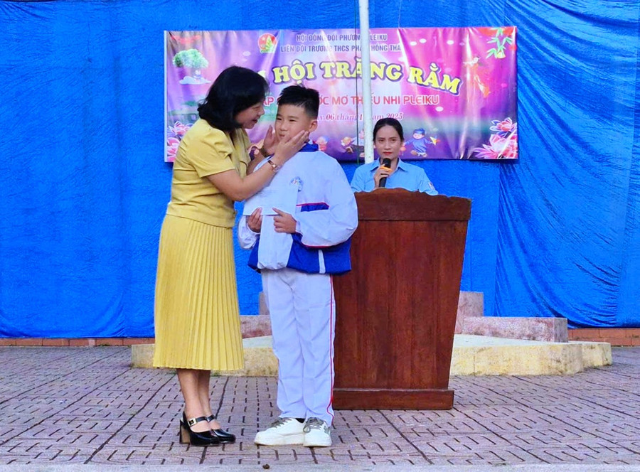 Ban đại diện phụ huynh học sinh trao học bổng 3 triệu đồng cho em Vĩnh Đan. Ảnh: B.N 1006-12.jpg