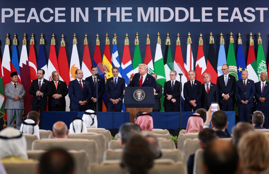 Tổng thống Mỹ Donald Trump phát biểu sau lễ ký kết chính thức giai đoạn đầu tiên của thỏa thuận ngừng bắn tại Gaza giữa Israel và Hamas. Ảnh: Reuters trump-12jpg-1760383345021.jpg
