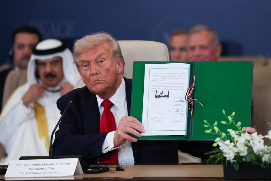 Tổng thống Mỹ Donald Trump ký thỏa thuận tại hội nghị thượng đỉnh về chấm dứt xung đột Gaza ở Ai Cập ngày 13-10. Ảnh: Reuters trump-11jpg-1760383108250.jpg