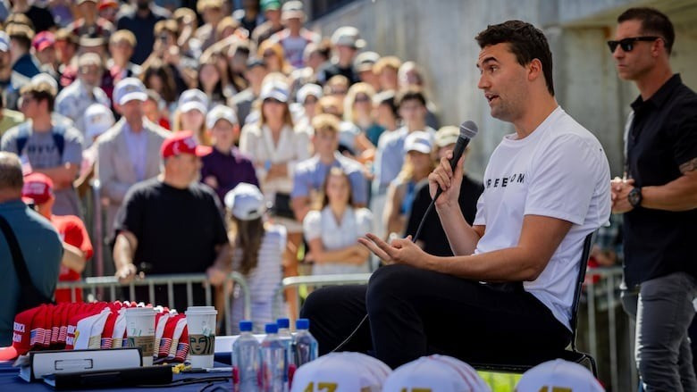 Charlie Kirk phát biểu tại Đại học Utah Valley trước khi bị bắn. Ảnh: CBS aptopix-charlie-kirk-shot.jpg