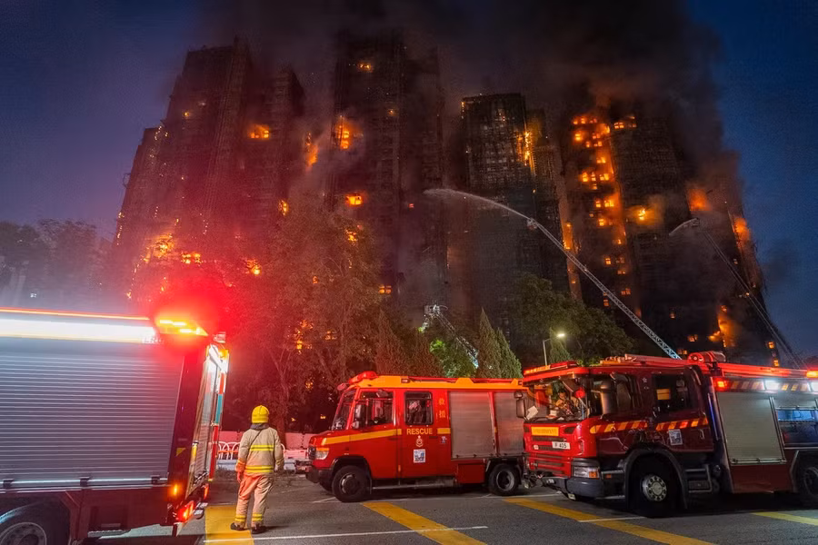 Hiện trường kinh hoàng của vụ hỏa hoạn khu tổ hợp chung cư Wang Fuk Court. Ảnh: AP