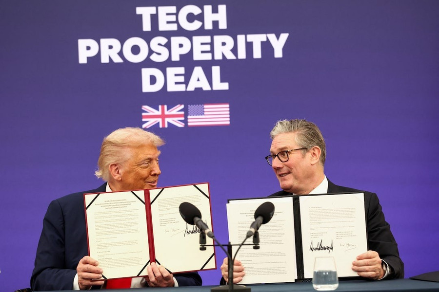 Tổng thống Mỹ Donald Trum và Thủ tướng Anh Keir Starmer ký thỏa thuận hợp tác công nghệ. Ảnh: Reuters 3wkp6ordazl6bjzi2o32usbt2a.jpg