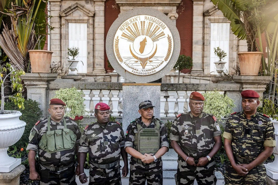 Đại tá Michael Randrianirina ở phủ Tổng thống Madagascar. Ảnh: AFP madaafp11zonjpg-1760450951007.jpg