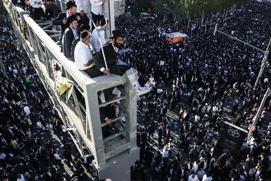 Hàng trăm nghìn nam giới Do Thái chính thống (Haredi) biểu tình ở thành phố Jerusalem. Ảnh: AFP afp-20251030-82hr4fq-v3-high.jpg