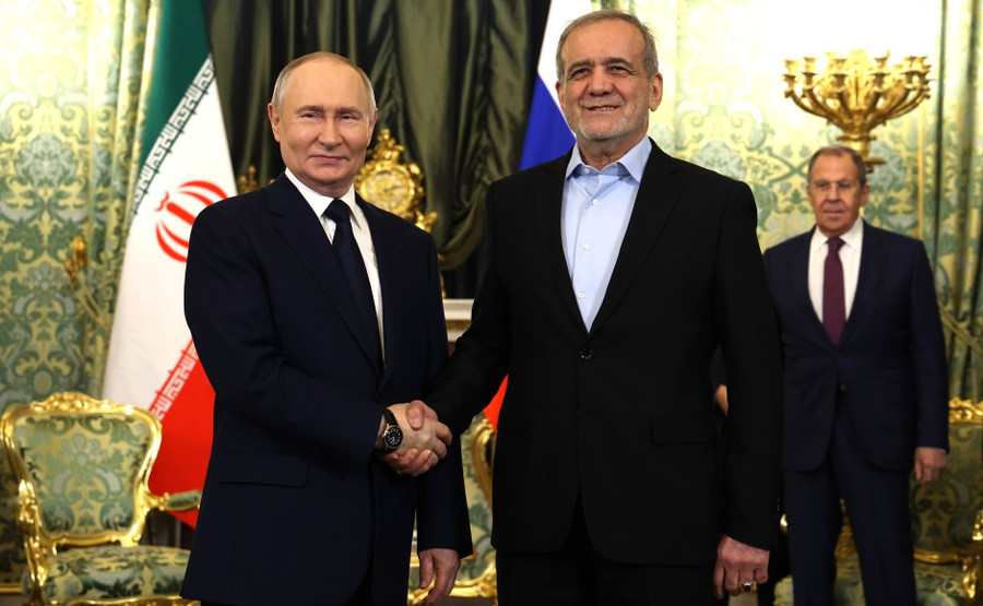 Tổng thống Nga Vladimir Putin (trái) và Tổng thống Iran Masoud Pezeshkian (phải) bên lề hội nghị thượng đỉnh SCO lần thứ 25 tại Thiên Tân, Trung Quốc. Ảnh: Kurdistan24 ulcojsjhtwbv8qk70je5kpadhyqtmmsn.jpg