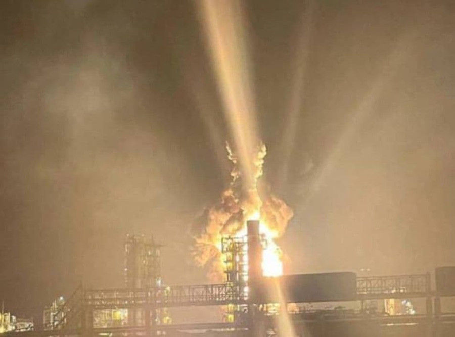Hình ảnh vụ nổ tại một tháp chưng cất của nhà máy lọc dầu Kirishi. Ảnh: The Kyiv Independent image-6.jpg