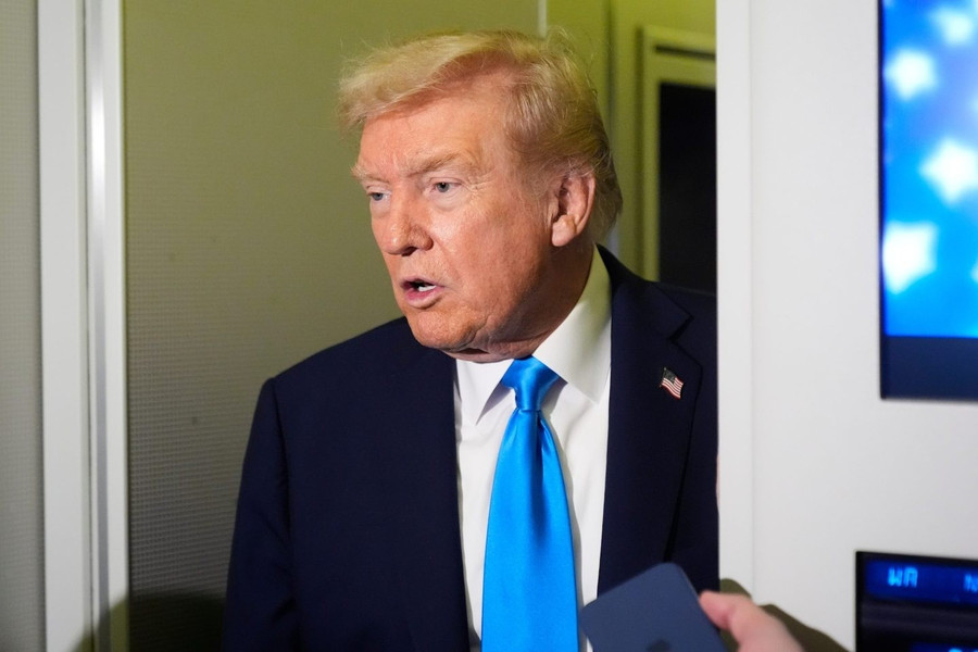 Tổng thống Mỹ Donald Trump trên chuyên cơ Không lực 1. Ảnh: Fortune ap25298671472634-e1761427009440.jpg
