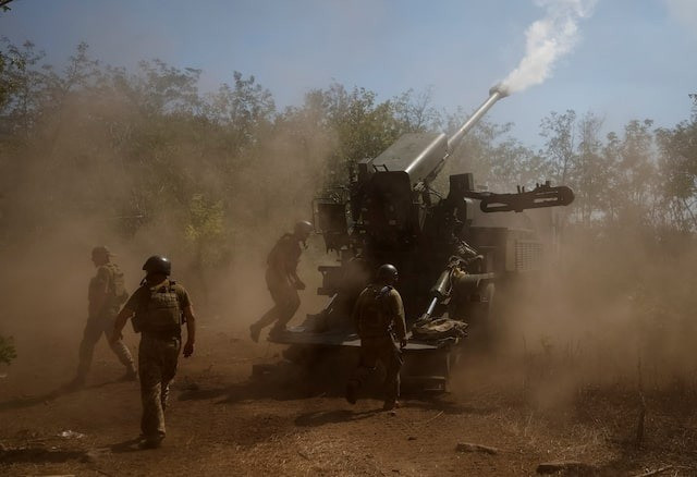 Lực lượng vũ trang Ukraine nã pháo về phía Nga tại vùng chiến sự Zaporizhzhia, ngày 20-8-2025. Ảnh: Reuters witmf6srijopvby7vnnazkqqiq.jpg