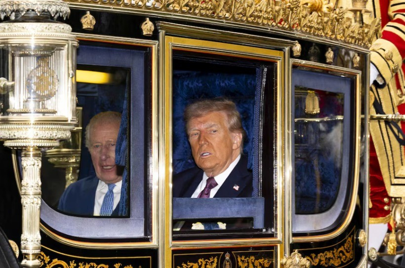 Tổng thống Trump được tiếp đón bằng nghi thức long trọng nhất của Vương quốc Anh. Trong ảnh, ông Trump cùng Vua Charles ngồi trong cỗ xe ngựa bọc vàng nổi tiếng. Ảnh: Reuters vuong-quoc-anh-chao-don-ong-trum-1.jpg