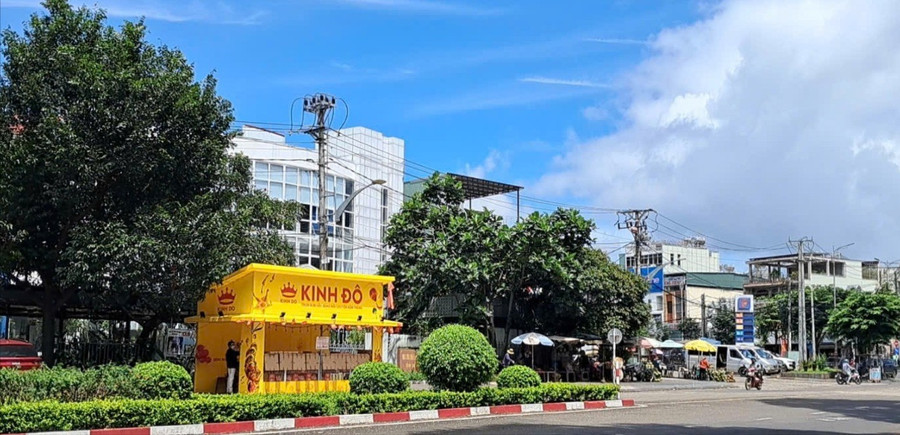 Gian hàng bánh Trung thu trên tuyến đường Lê Lai, phường Pleiku, Gia Lai. Ảnh: Bảo Ngọc z6935917242131-239ffa302d70d108d0c8c82f851bf3bd-2234.jpg