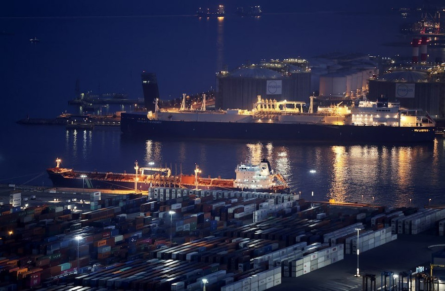 Một tàu Nga vận chuyển khí tự nhiên (LNG) neo tại cảng Barcelona, Tây Ban Nha (năm 2022). Ảnh: Reuters wajvdn3m3zljlinxbfrildhasu.jpg