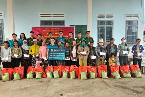 Công an phường Pleiku và BIDV Gia Lai tặng quà hỗ trợ người dân vùng lũ 