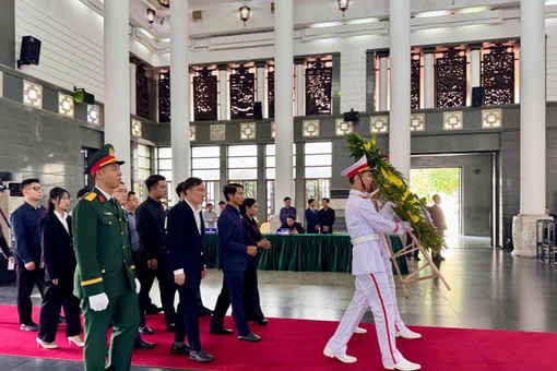 Đoàn đại biểu tỉnh Gia Lai viếng Nguyên Chủ tịch nước Trần Đức Lương