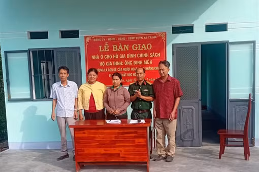 Trao nhà ở cho con đẻ người hoạt động kháng chiến bị nhiễm chất độc hóa học tại xã Ya Ma