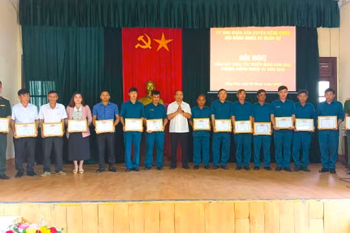 Kông Chro khen thưởng 45 tập thể, cá nhân xuất sắc trong công tác tuyển quân năm 2025. Ảnh: Ngô Chiến