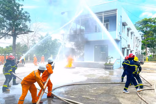 Thực tập phương án chữa cháy tại Điện lực An Khê. Ảnh: Hà Bắc