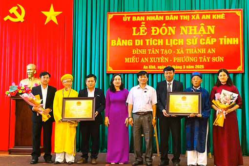 An Khê đón nhận bằng xếp hạng các di tích cấp tỉnh. Ảnh: Thế Huynh