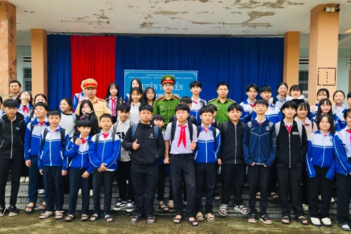 Công an phường An Khê phối hợp Phòng Cảnh sát giao thông Công an tỉnh Gia Lai tuyên truyền pháp luật cho học sinh Trường THCS Lê Hồng Phong.