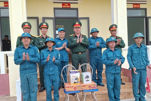 Đoàn công tác Bộ tham mưu Quân khu 5 kiểm tra các chốt dân quân thường trực tại 7 xã biên giới phía Tây tỉnh Gia Lai.