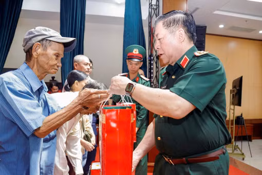 Đại tướng Nguyễn Trọng Nghĩa thăm, tặng quà người có công và công nhân lao động.