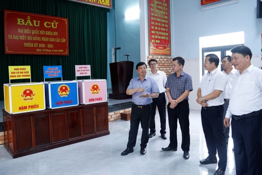 Phó Chủ tịch Thường trực UBND tỉnh kiểm tra công tác bầu cử tại phường An Nhơn Đông và An Nhơn Bắc.