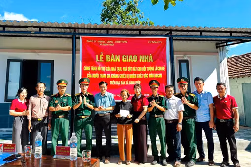 Xã Bình Hiệp bàn giao 3 căn nhà cho gia đình chính sách và hộ khó khăn.