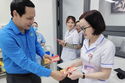 Liên đoàn Lao động tỉnh thăm, tặng quà đoàn viên, người lao động làm nhiệm vụ trong dịp Tết.