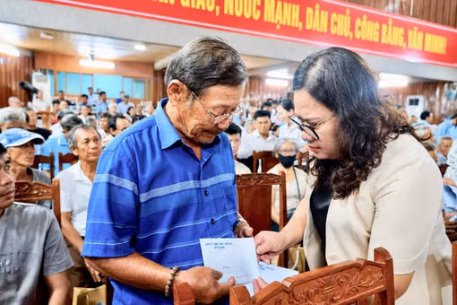 Bí thư Đảng ủy xã Tuy Phước Lê Thị Vinh Hương tặng quà cho người có công và gia đình chính sách