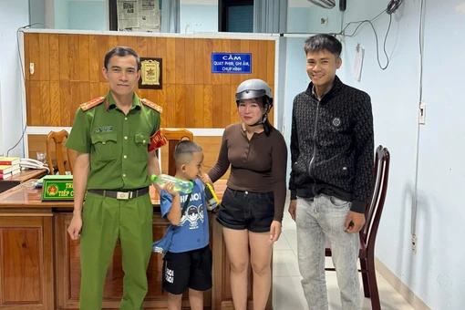 Công an phường An Khê giúp bé trai đi lạc về nhà an toàn đêm 29 Tết.
