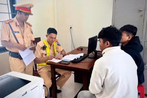 Lực lượng Cảnh sát giao thông làm việc với các thanh thiếu niên có liên quan đến vụ việc điều khiển xe mô tô chạy bằng một bánh đăng tải trên mạng xã hội TikTok. 