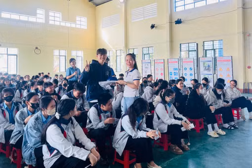 Công an phường An Bình phối hợp tổ chức tập huấn an toàn giao thông cho hơn 1.000 Trường THPT Nguyễn Trãi.