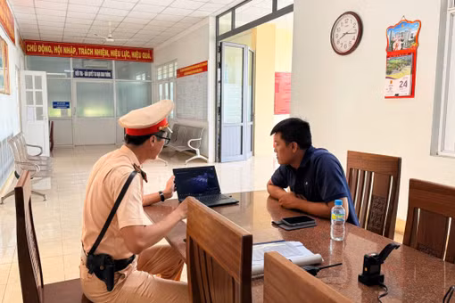 CSGT Gia Lai xử lý hàng loạt tài xế vượt đường ngang trái quy định.