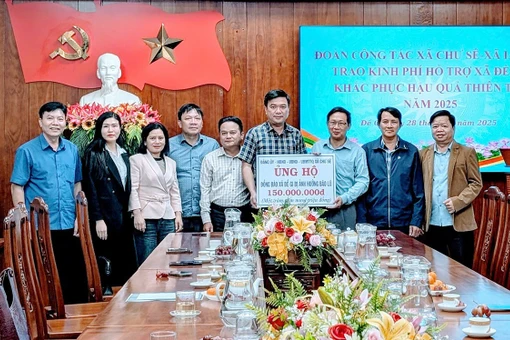 Gần 1,8 tỷ đồng cùng nhiều nhu yếu phẩm ủng hộ đồng bào vùng lũ