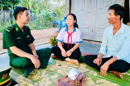 Trái tim người thầy “thắp lửa” tri thức nơi phên giậu Tổ quốc