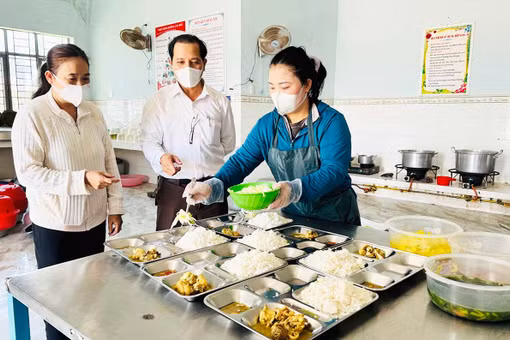 Giữ chất lượng bữa ăn bán trú cho học sinh vùng khó