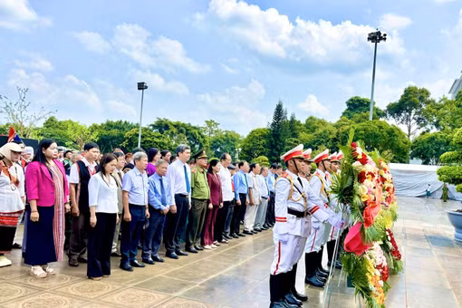 Gia Lai: Trang nghiêm dâng hoa, dâng hương tưởng niệm Chủ tịch Hồ Chí Minh và Anh hùng Núp