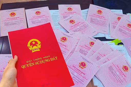 Cảnh giác trước thủ đoạn mạo danh, nhận làm sổ đỏ để chiếm đoạt tài sản.