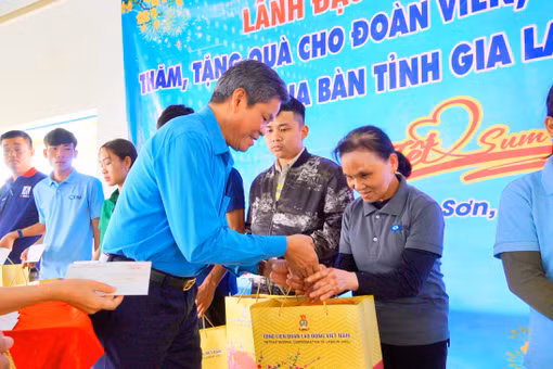 Phó Chủ tịch Tổng LĐLĐ Việt Nam Huỳnh Thanh Xuân tặng quà Tết cho người lao động khó khăn