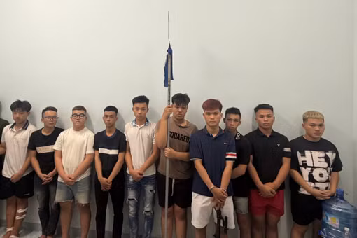 Xử lý nhóm thanh thiếu niên mang hung khí gây rối tại Quảng trường Nguyễn Tất Thành, phường Quy Nhơn, tỉnh Gia Lai.
