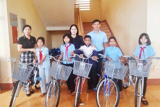 Thầy giáo giàu lòng nhân ái